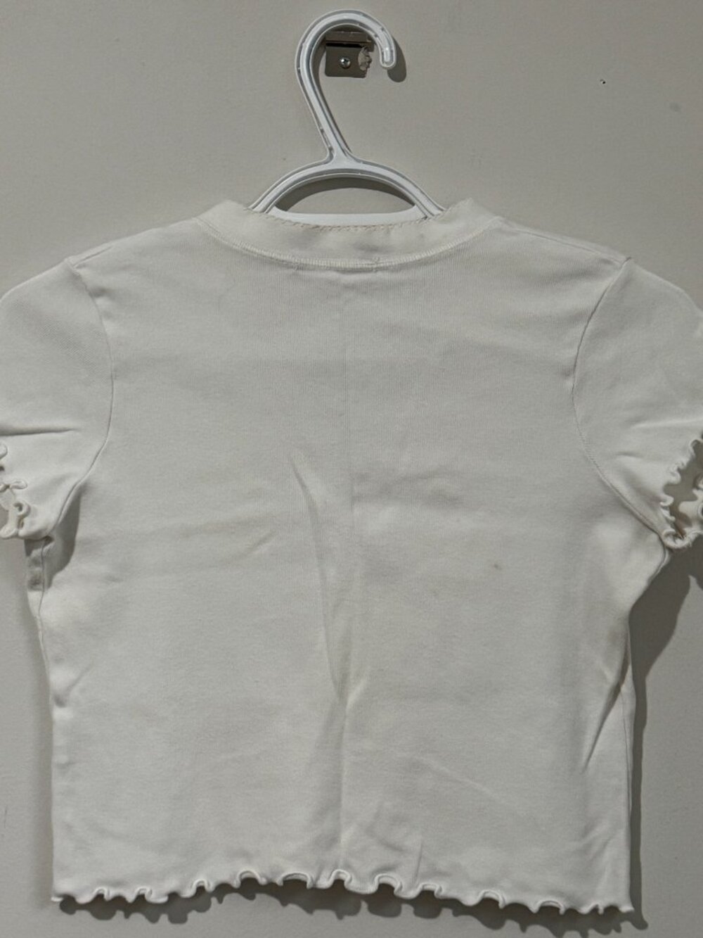 White Brandy Melville Button-Up Lettuce-Edged Short Sleeve Cropped Top - Picture 4 of 4